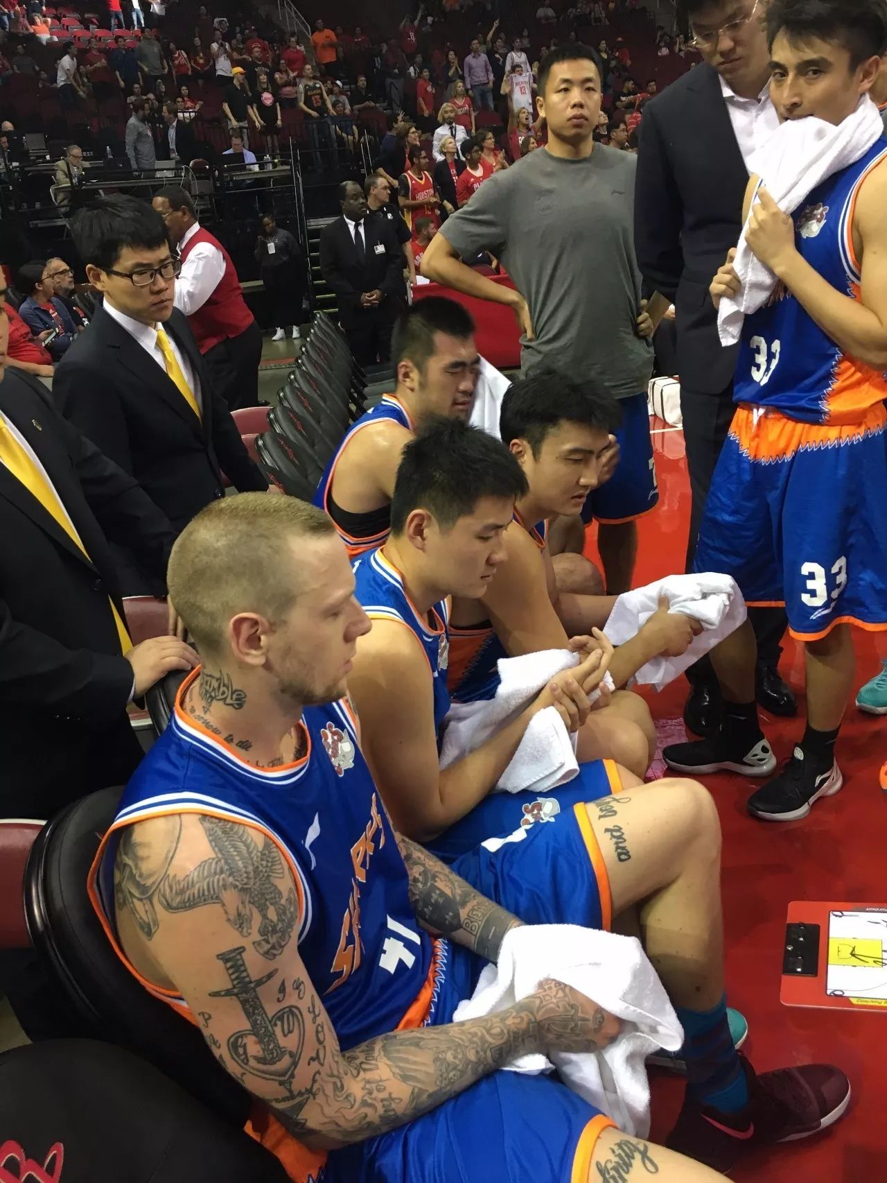 包含赛地聚焦：NBA季后赛冲刺阶段热度飙升，上海久事更衣室发声，底气十足，团队化学反应显著的词条